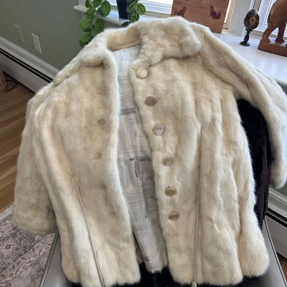 Gorgeous Mink Fur Coat - Picture 2 of 5